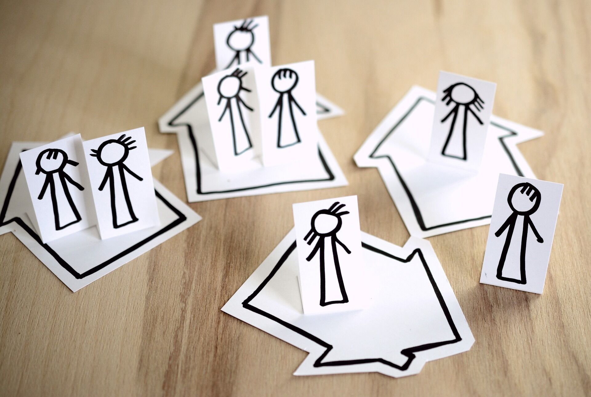 eine grafische Aufstellung mit Papier Zeichnungen mehrere Häuser mit Familien